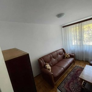 Apartament 3 camere, Fratii Golesti, etajul 1, cu balcon