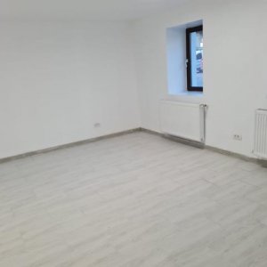 Spatiu Central parter, langa liceul Zinca Golescu