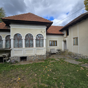 Casă Bătrânească Curtea de Argeș, Teren 2.211 mp
