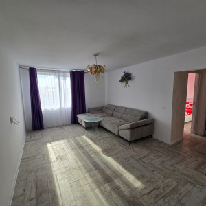 Apartament 3 camere, 2 balcoane, etajul 6, zona Ramada