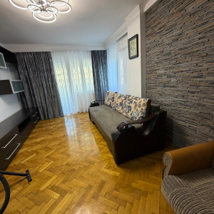 Apartament 3 camere Centru, etaj 3, renovat