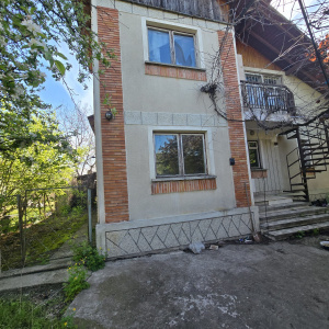 Casa cu 4 camere, anexa si teren de 1416 mp in Leordeni