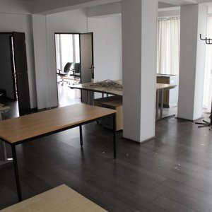 Cladire semicentrală - parcare proprie
